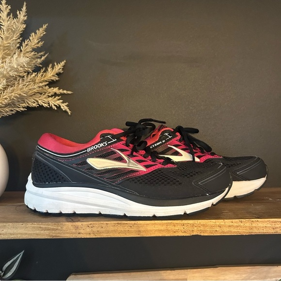 Brooks Shoes - Brooks Women's Black and Red Athletic Sneaker Running Shoes Size 6